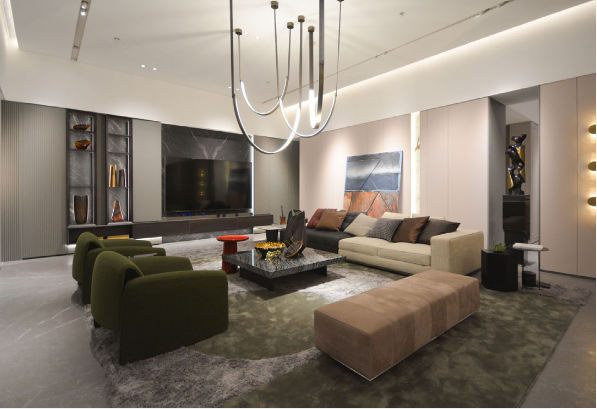Sala principal con muro de TV en piedra, lambrín ranurado y vitrina lateral de cristal