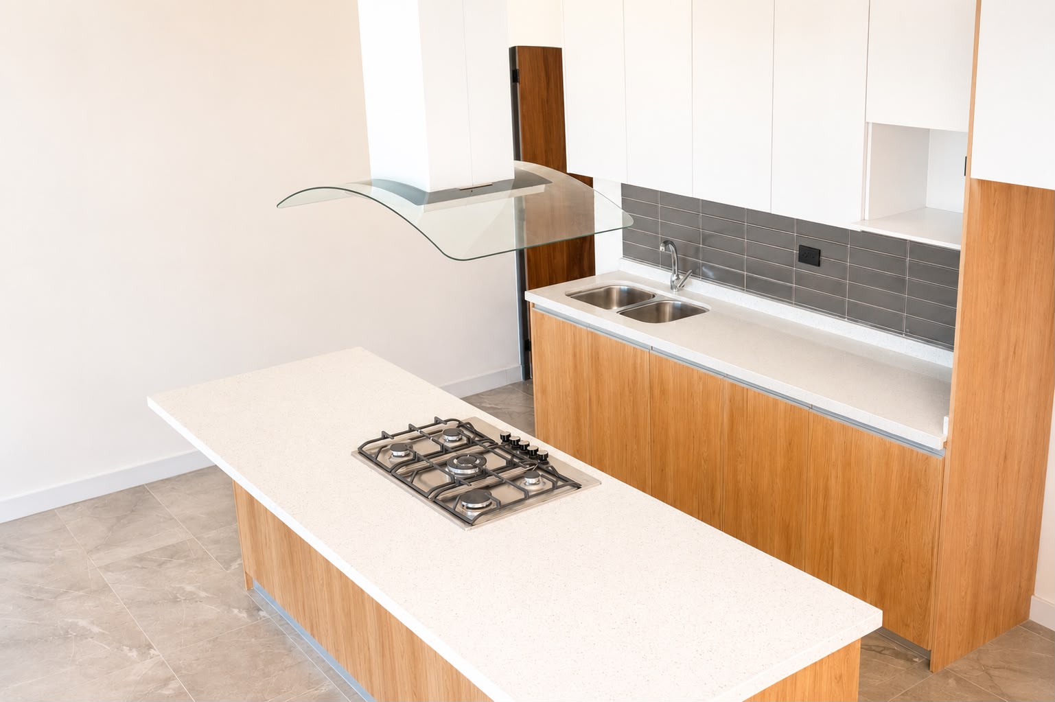Isla de cocina con parrilla integrada y campana de cristal curvo