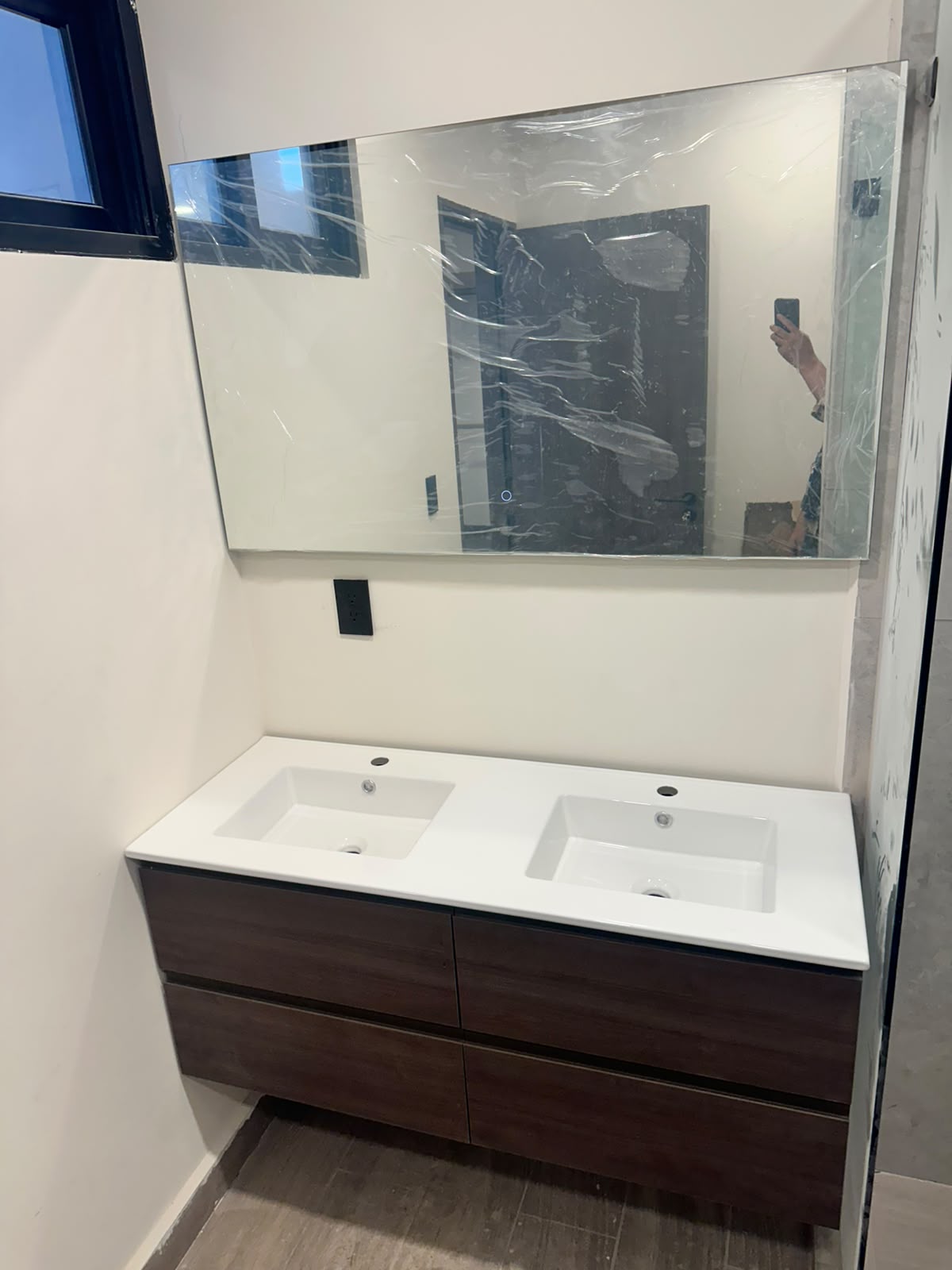 Vanity suspendido de doble lavabo con cubierta cerámica y espejo amplio