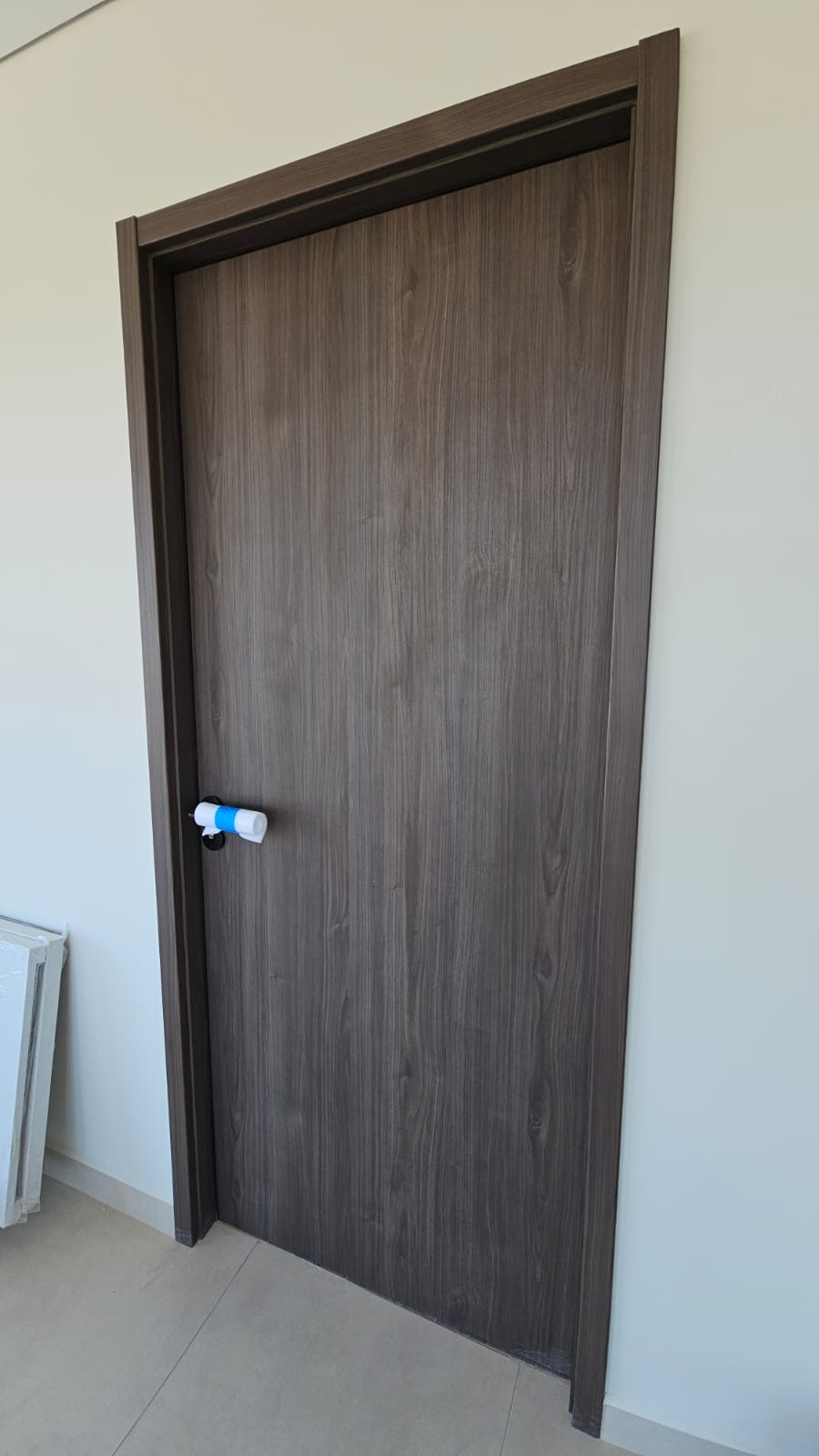 Puerta interior de hoja lisa con marco y contramarco en acabado madera