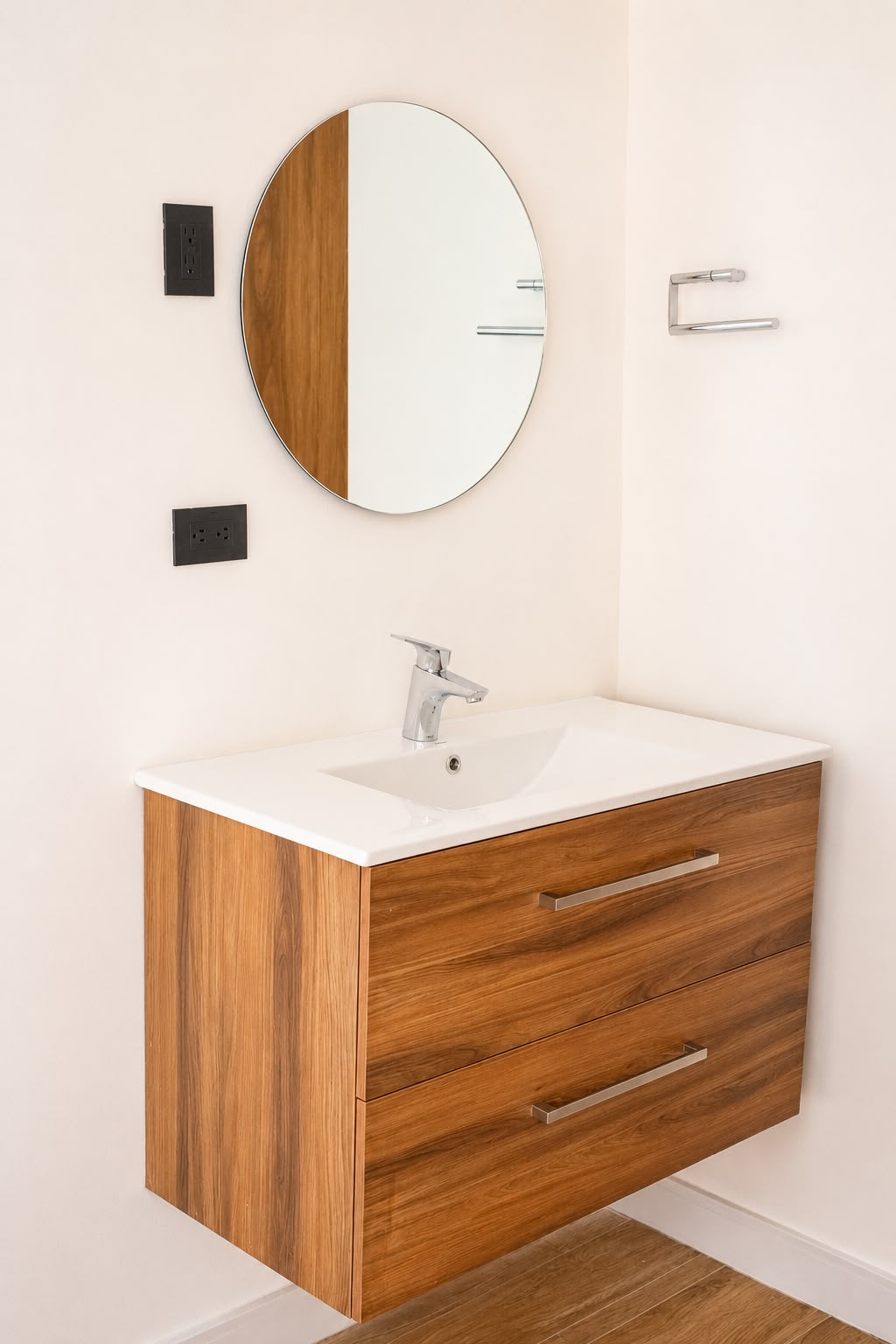 Vanity suspendido de madera con lavabo cerámico y espejo redondo