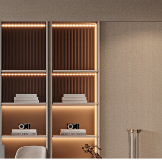 Detalle de vitrina de clóset con repisas retroiluminadas e interior de madera ranurada