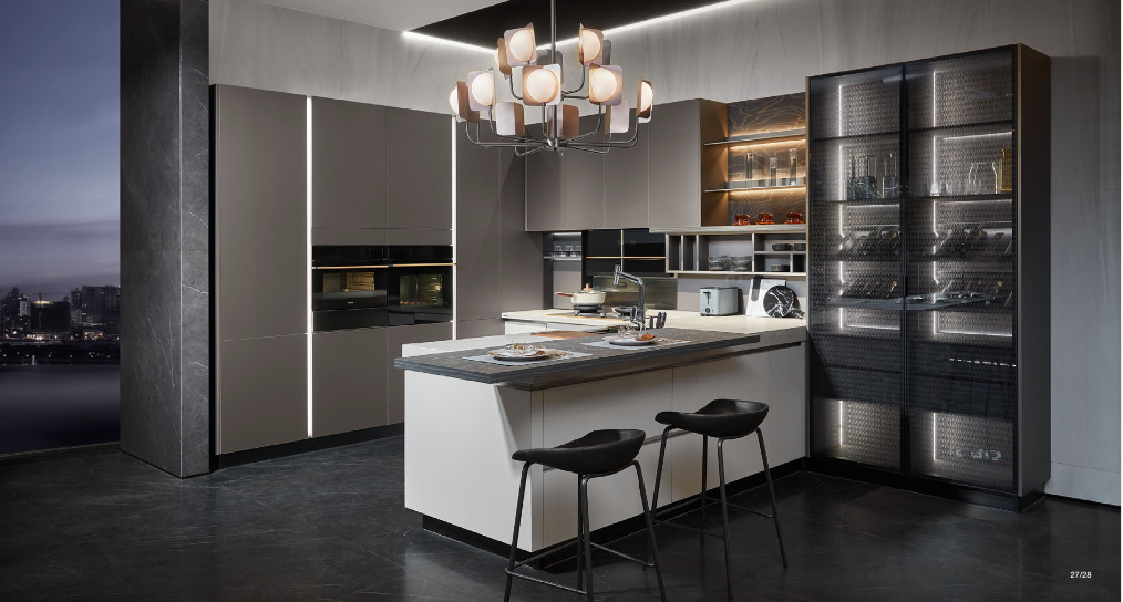 Cocina contemporánea con isla central y vitrina iluminada de piso a techo