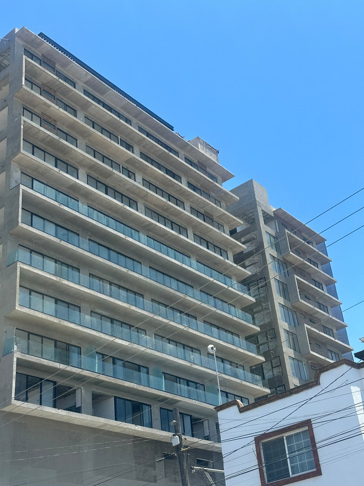 Fachada de Torre BITTE en Tijuana con balcones y cancelería de piso a techo
