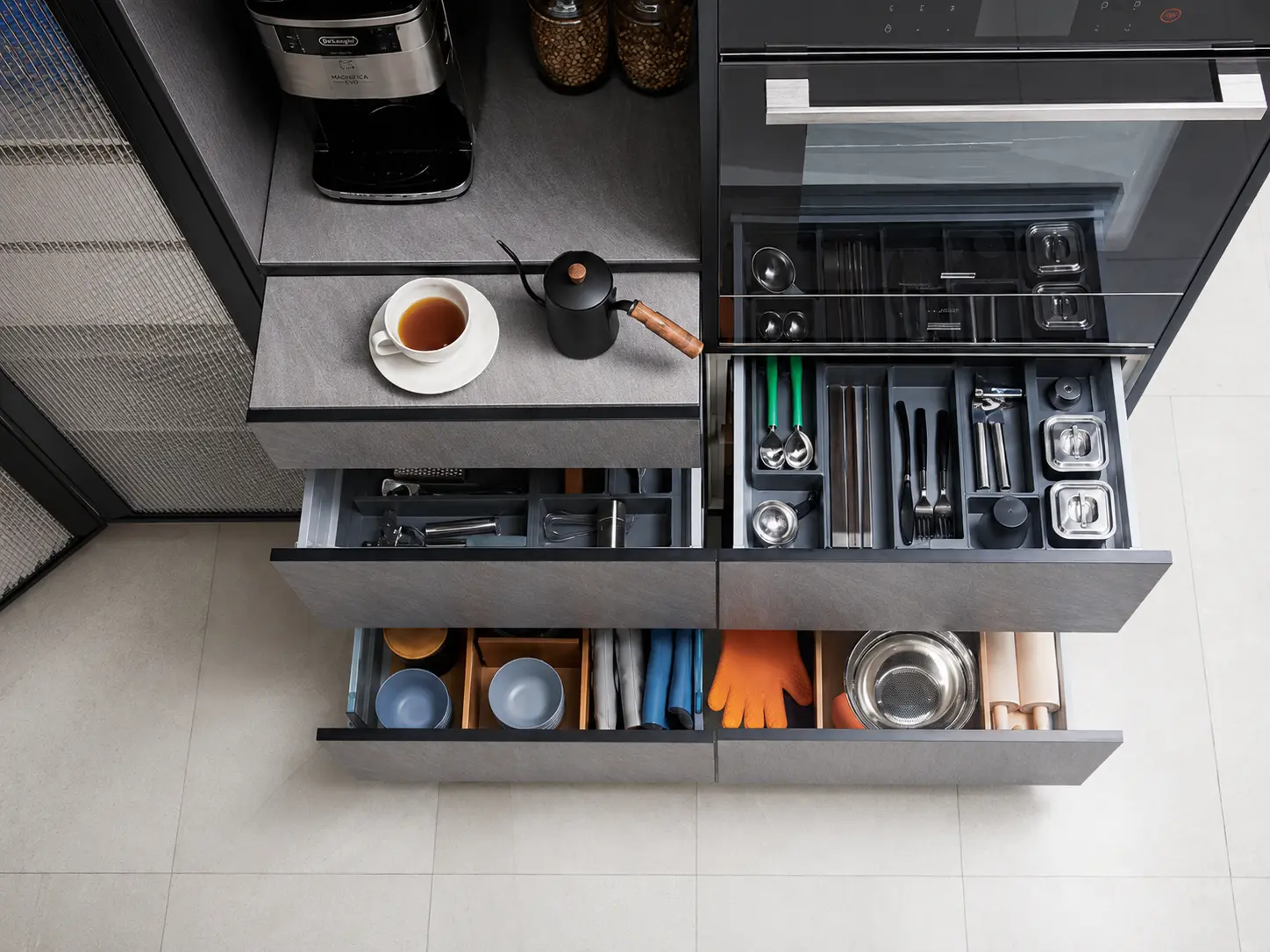 Cajones de cocina con cuberteros y divisores modulares vistos desde arriba