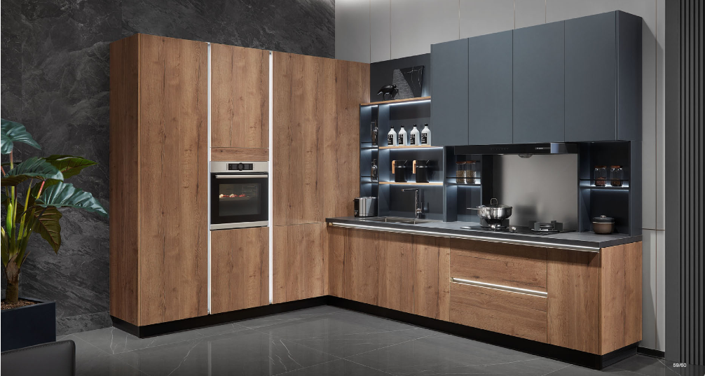 Cocina en L de roble natural con alacenas azul grafito y nichos iluminados