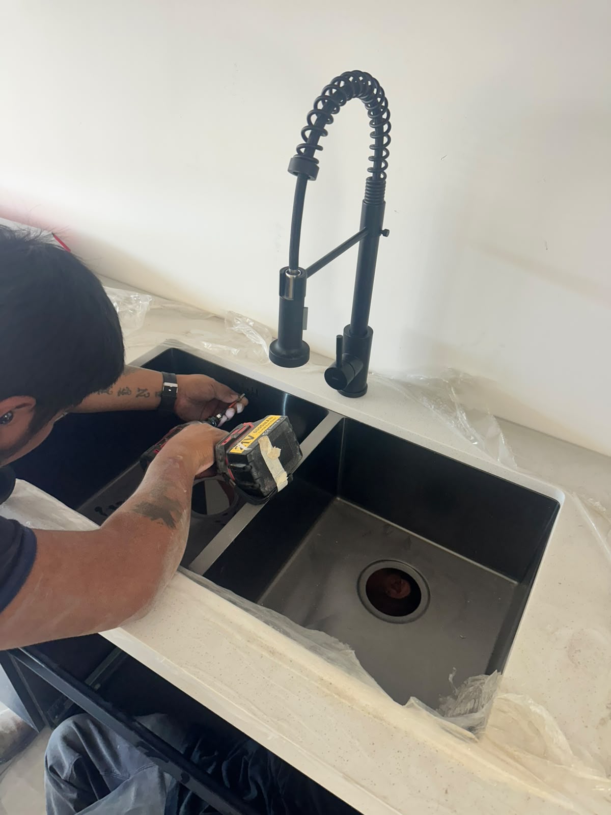 Instalación de tarja bajo cubierta con grifería profesional en negro mate