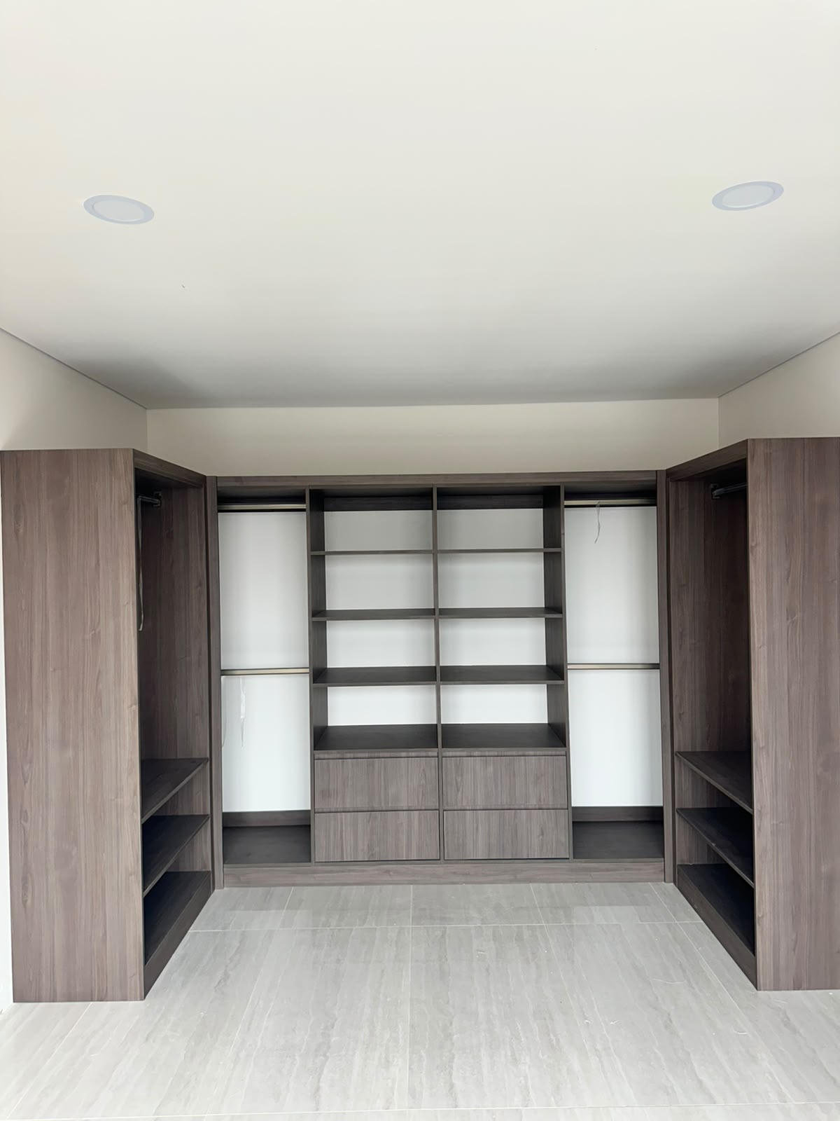 Vestidor en U con doble colgado, entrepaños abiertos y cajonería central