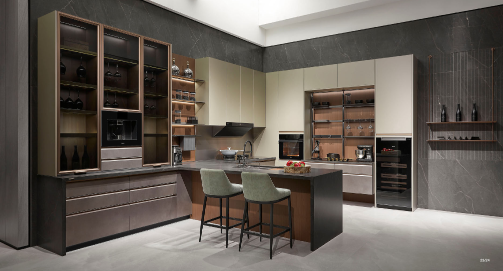 Cocina en U con península de piedra oscura y bancos tapizados en verde