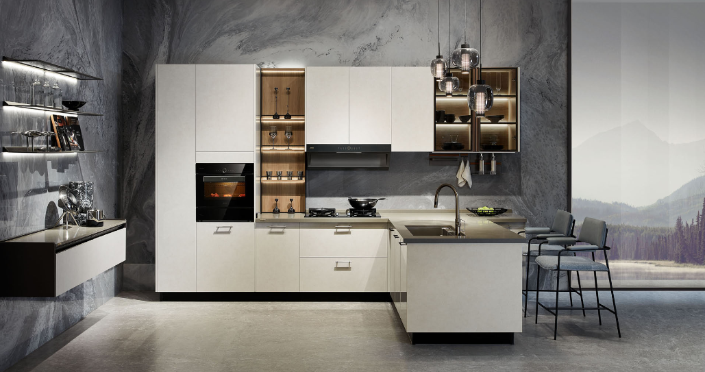 Cocina marfil mate con península, respaldo de piedra gris y nichos de madera iluminados