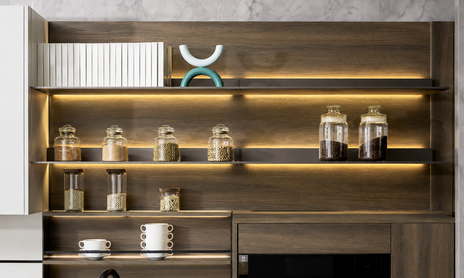 Repisas de cocina con iluminación LED integrada sobre respaldo de madera
