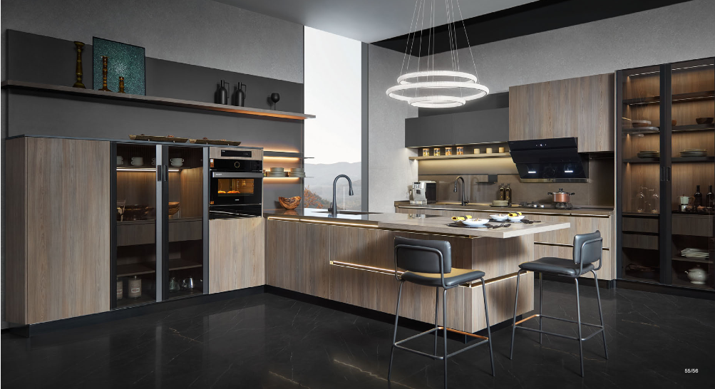 Cocina de madera texturizada con isla, barra volada y vitrinas de marco metálico
