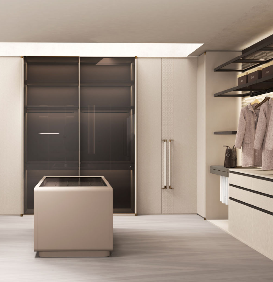 Vestidor en tono marfil con vitrina de cristal fumé, isla compacta y estructura de colgado negra