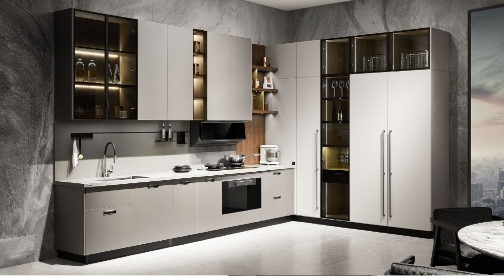 Cocina minimalista en tono perla con módulos altos de cristal humo