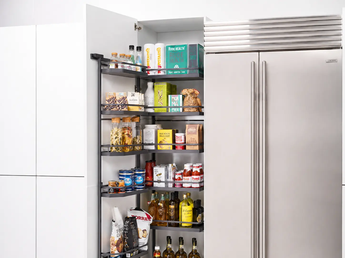 Columna de despensa extraíble de altura completa junto a refrigerador integrado