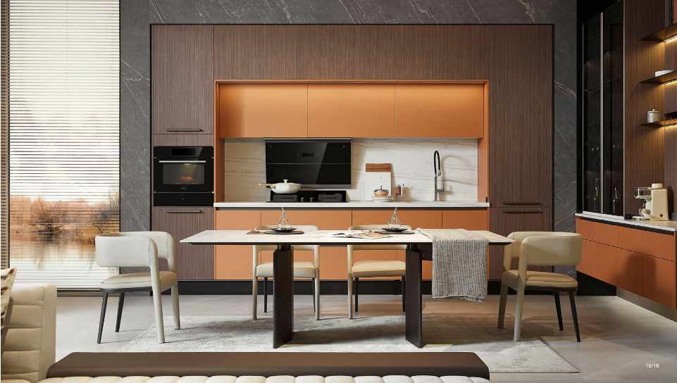 Cocina lineal con frentes lacados en terracota, muro de madera y mesa de comedor blanca