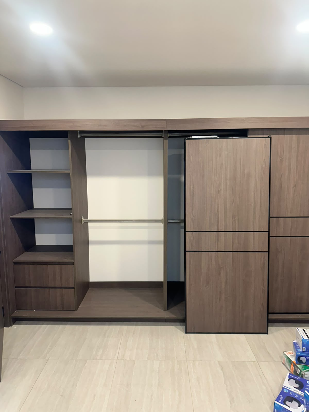 Clóset de recámara con puerta corrediza y tirador integrado en acabado madera