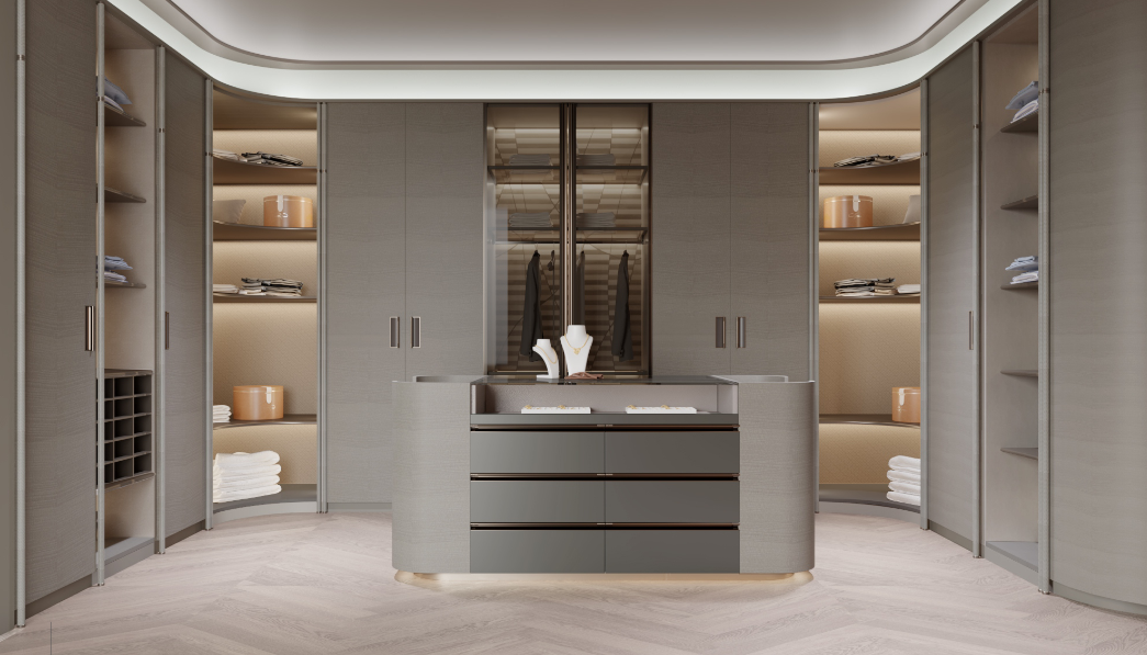 Vestidor walk-in simétrico con isla central de cajones, vitrina fumé e iluminación perimetral