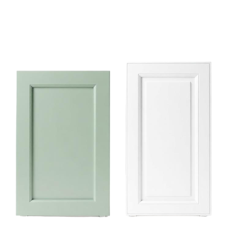 Dos puertas de cocina, una lisa y una tipo shaker
