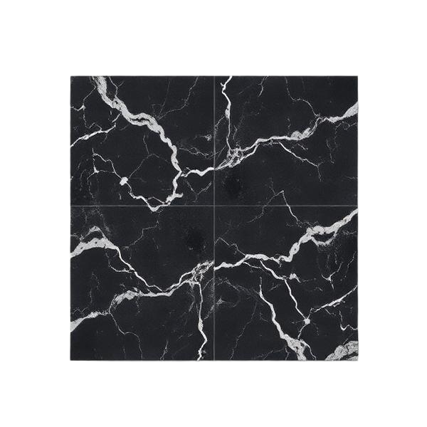 Muestra de panel decorativo con apariencia de mármol negro con vetas blancas